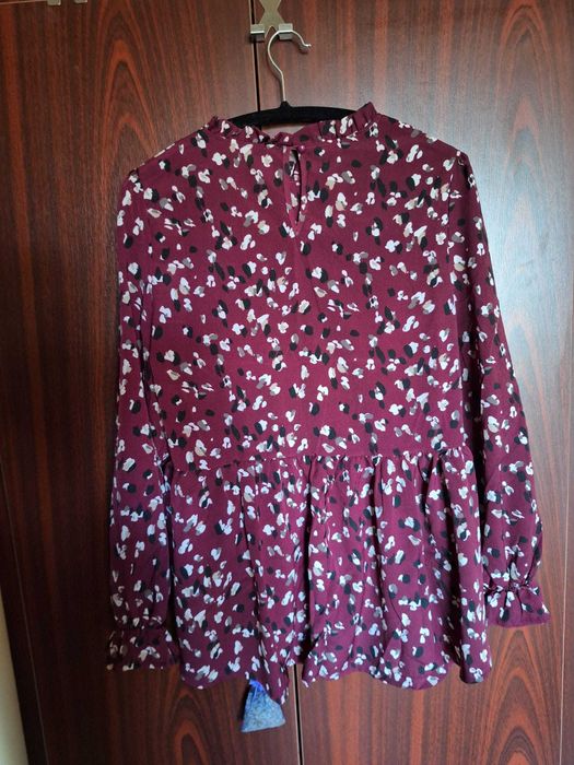Bluză damă bordo cu imprimeu, mânecă lungă, volănaș guler, mărimea L