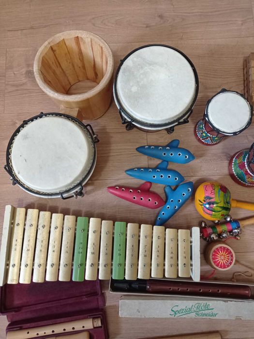 Музикални инструменти - флейти, тамбури и други.