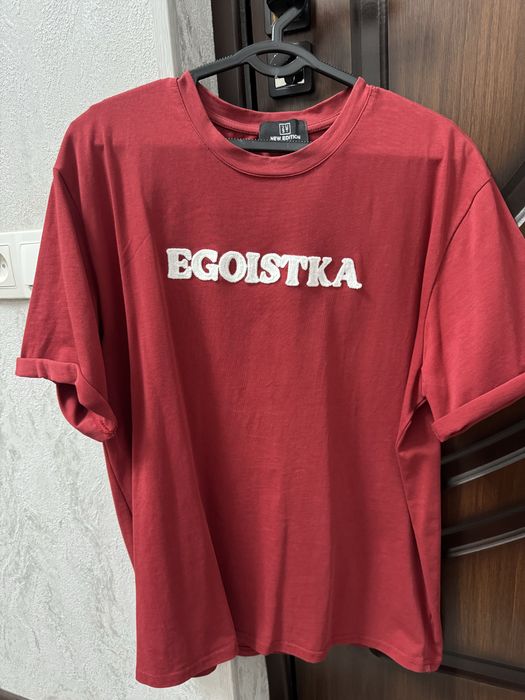 Красная футболка с надписью — стиль и комфорт на каждый день