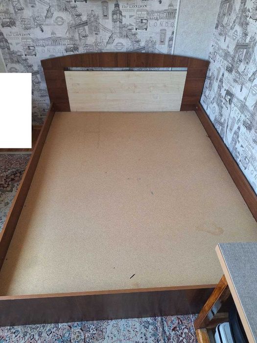 Продам двухспальную кровать.