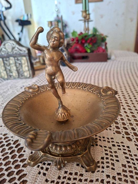 Масивен античен бронзов пепелник