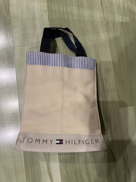 Малка чантичка,,Tommy Hilfiger”