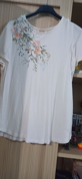 Vând tricou dama alb model floral purtat de putine ori