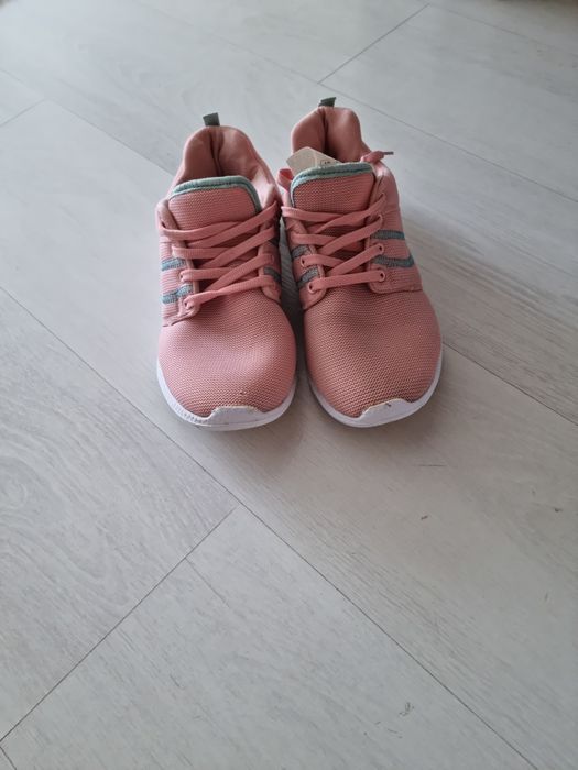 Срочно продам  женскую кроссовку