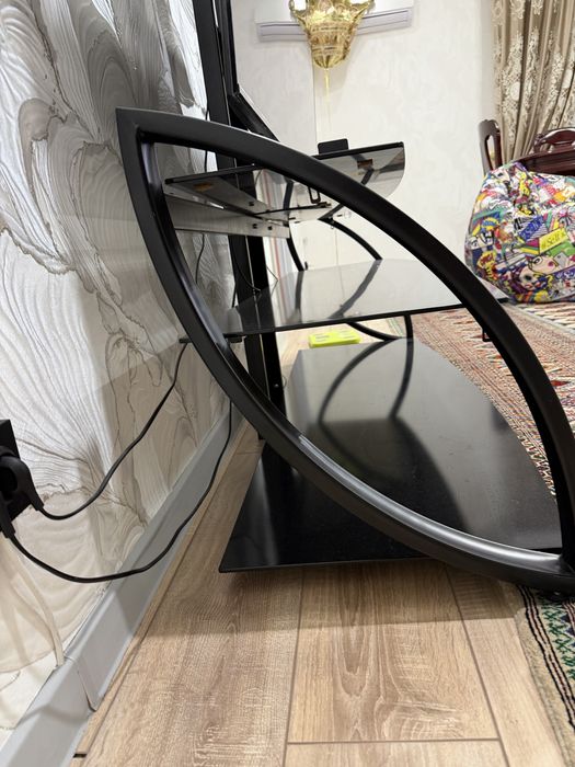 Стеклянная подставка под телевизор