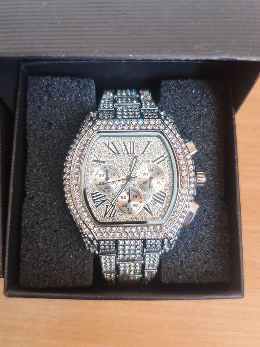 Мъжки часовник нов в кутия