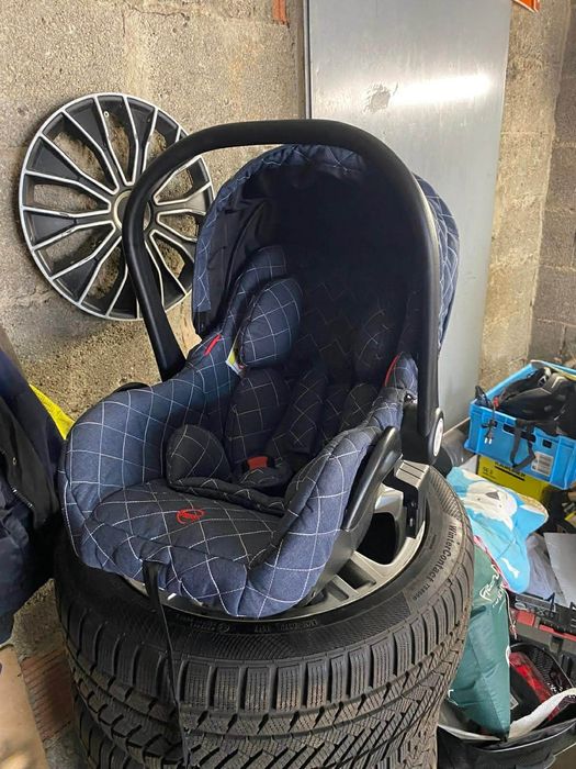 Бебешка количка.Има и столче за кола.В отлично състояние