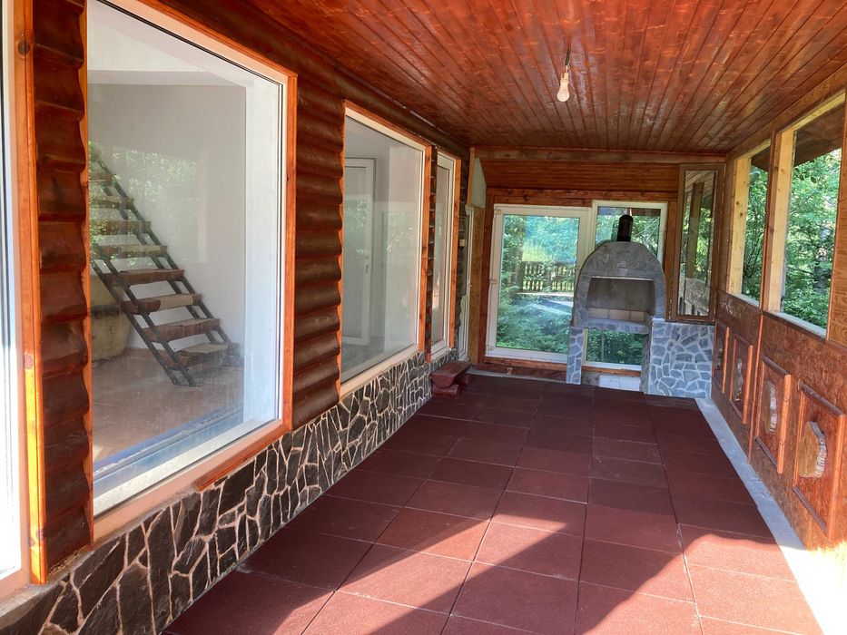 Vand(sau schimb cu apartament in Arad) 2 cabane si un teren pt. parcare,in Apuseni( Arieseni-Garda) la 100m de DN75.