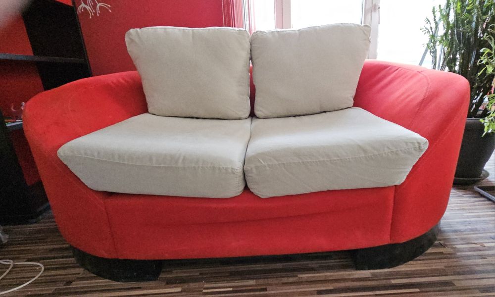 Страстно червен диван