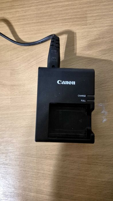 Se vinde Canon Eos 2000d,folosit foarte putin