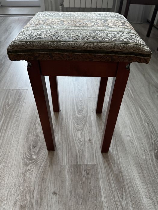 Табуретка с мягким сиденьем