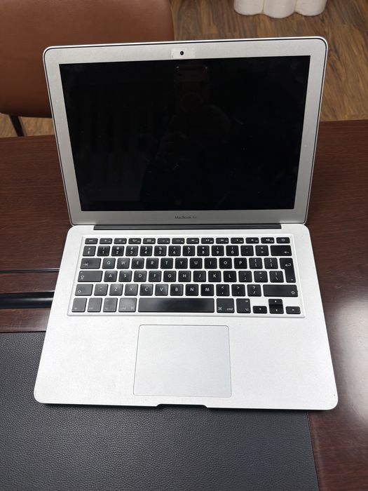 Vand mac book ait 13.3