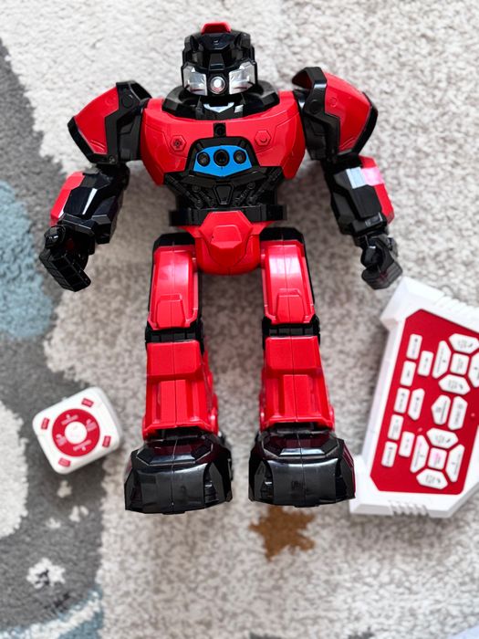 Robot care canta, se misca si executa comenzi