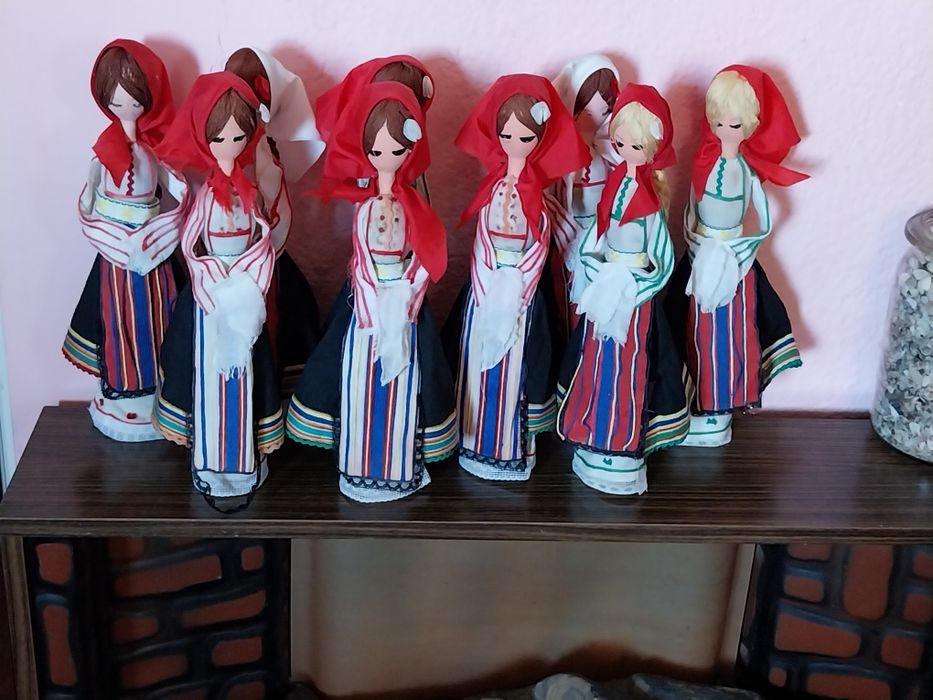 Дървена кукла ,тениски с българска носия,детски мини барабани и други