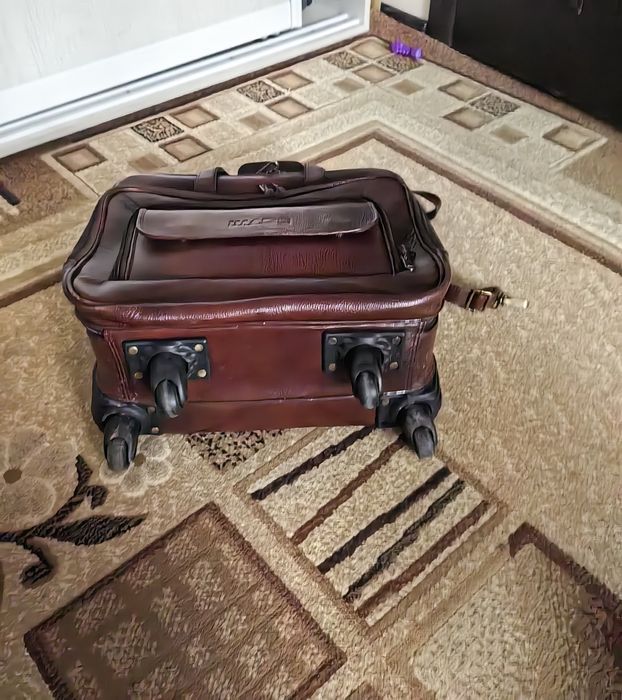 Кожаная сумка на колёсах