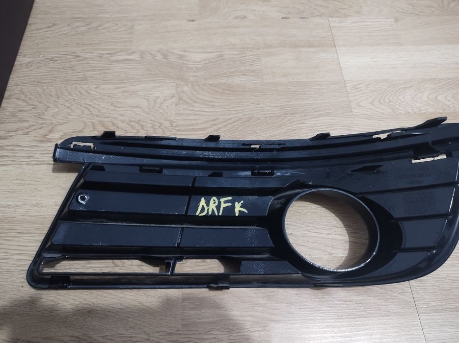 Vând grila cu proiector Jetta golf 5