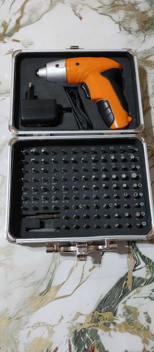 Продам акумуляторая электро атвертка полный набор