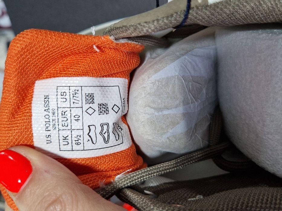 Adidasi unisex Originali .