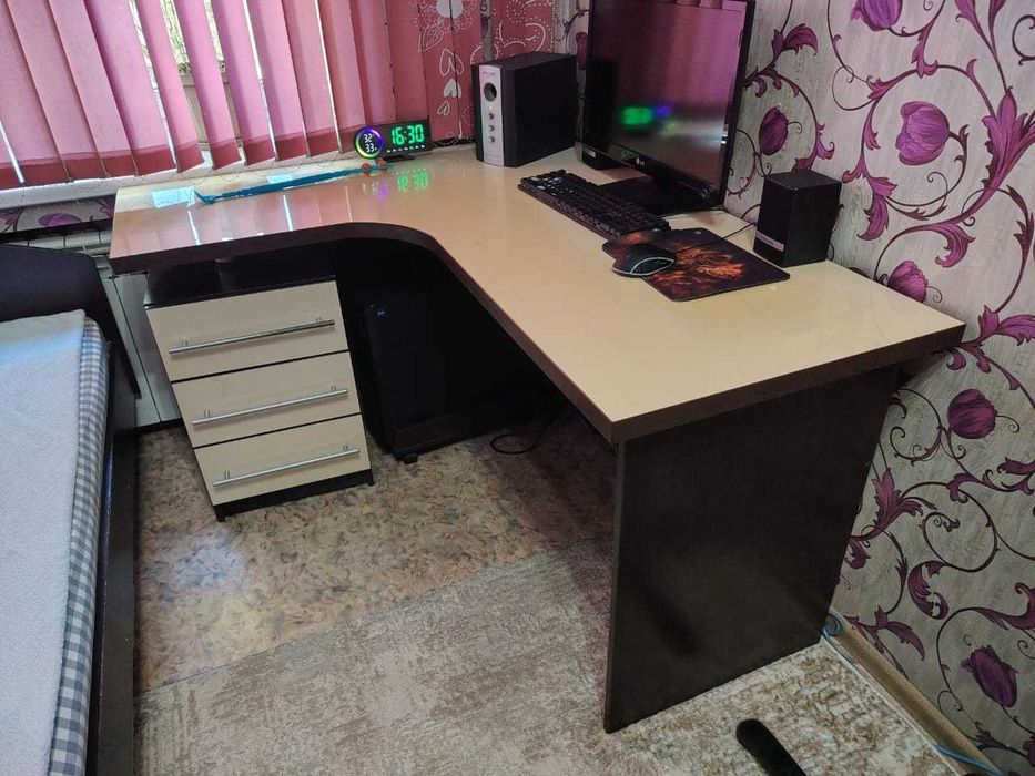 Продам стол угловой