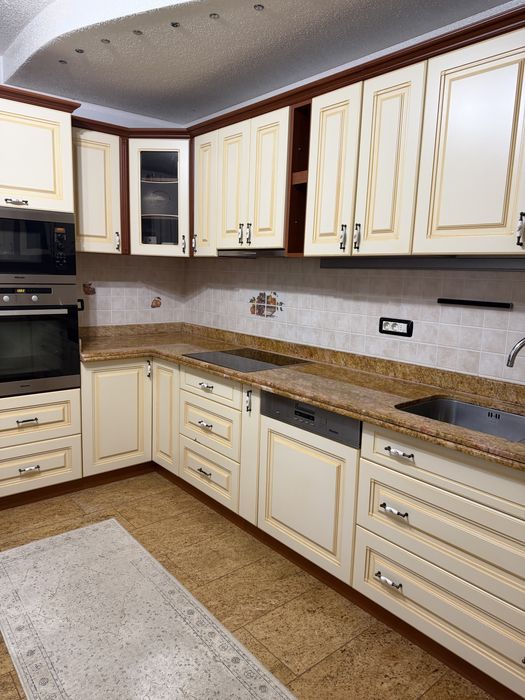 Bucatarie crem cu blat granit si chiuveta