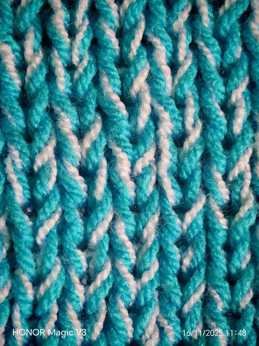 Ръчно изплетен пухкав зимен шал