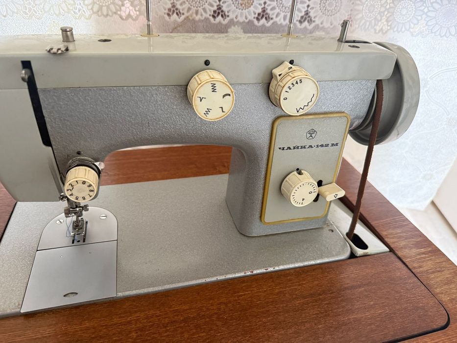 Продам б/у ножная швейная машина
