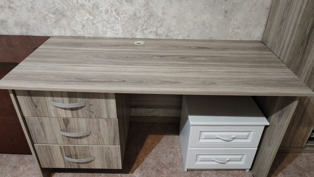 Офисный рабочий стол