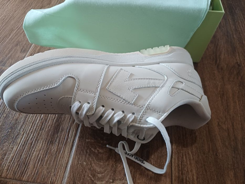 Обувки off white