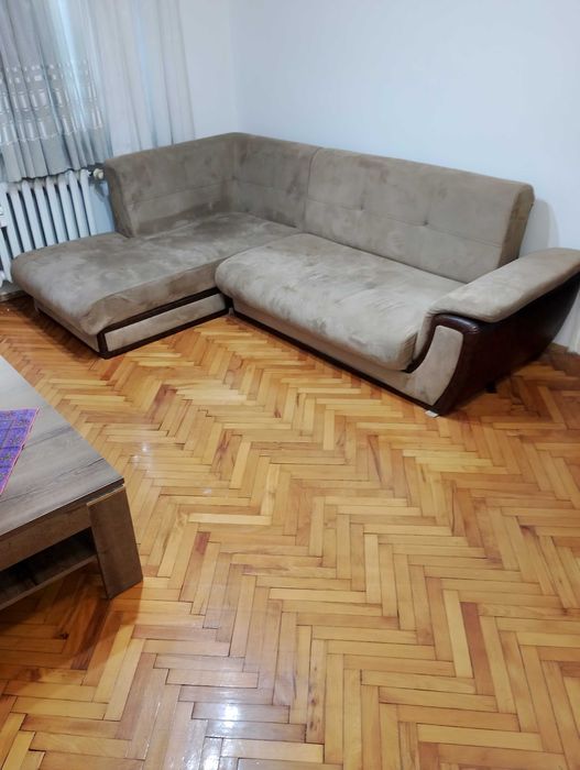 Продавам холна гарнитура, легло с матрак, гардероб с плъзгащи врати, холна маса.