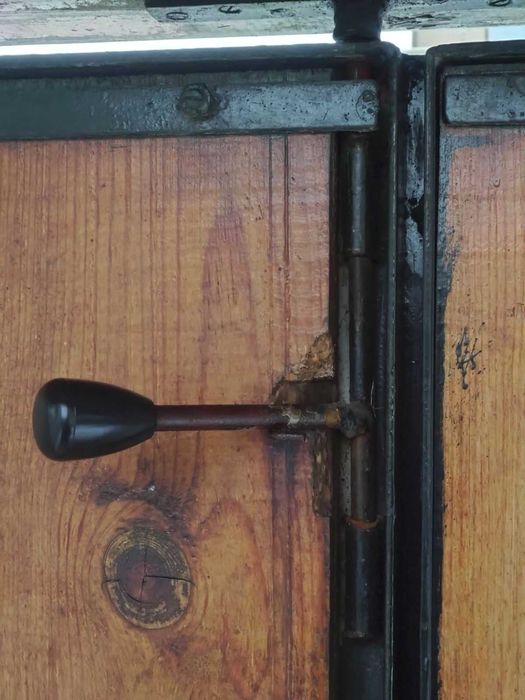 Гаражна врата - двукрила