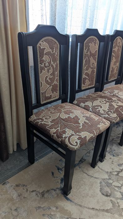 Большой стол со стульями