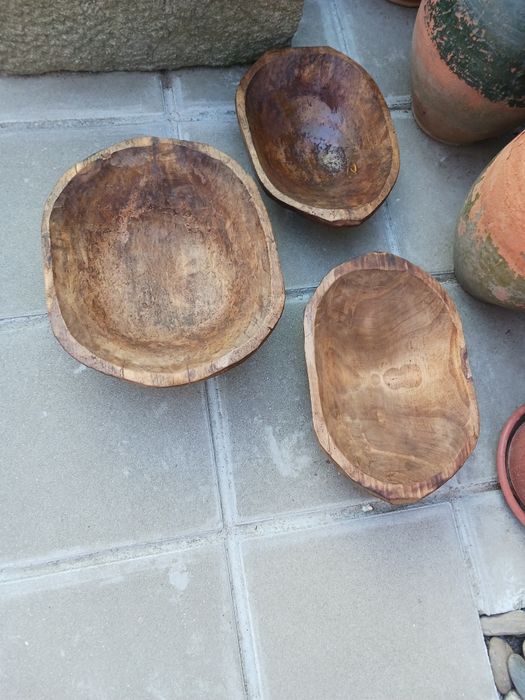 Дървени корита, гаванки, и мъжки кожен колан