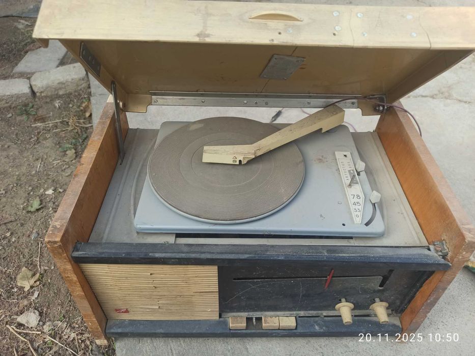 Радиоприемник с проигрывателем пластинок