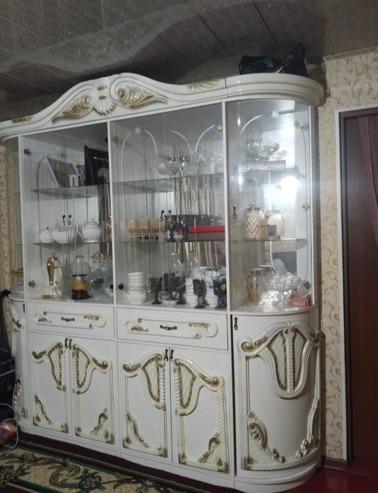 Продам сервант для посуды