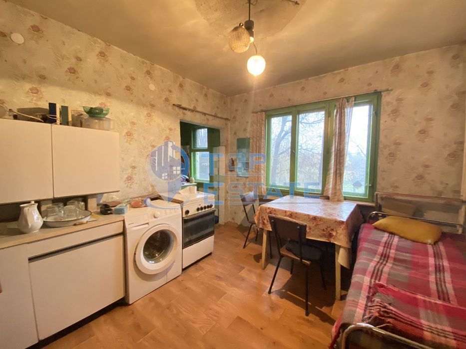 Масивна тухлена къща с гараж в гр. Горна Оряховица, област Велико Тър