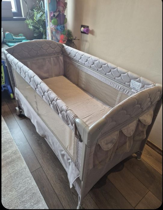 Продавам сгъваемо детско легло на две нива Chipolino  плюс матрак.