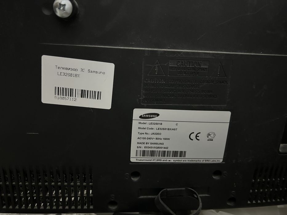 Телевизор вместе с кранштеином