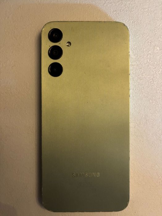 Vand doua telefoane: unul pentru piese si unul utilizat dar functional