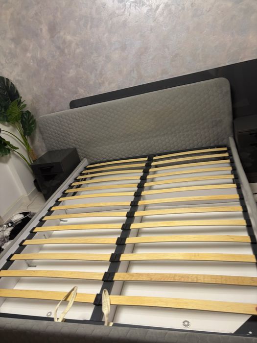 Vând pat 160x200 cu doua comode incluse - stare buna!