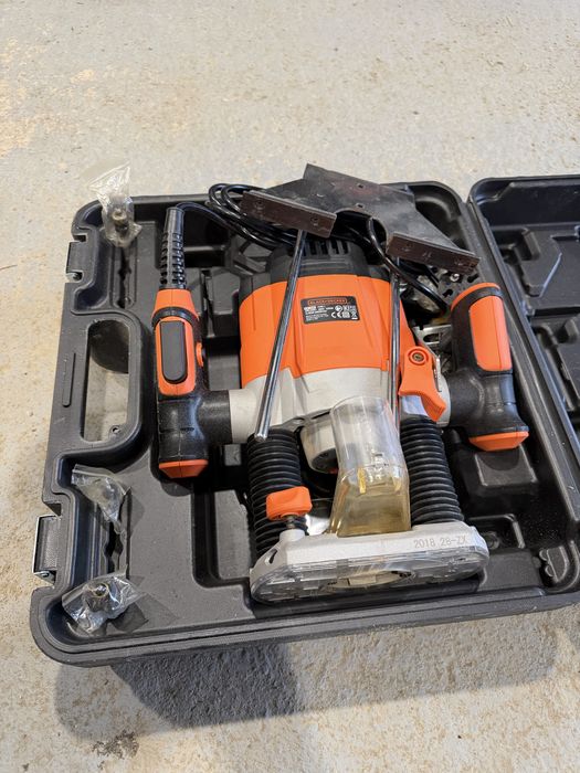Vand masina de frezat Black & Decker KW1200E