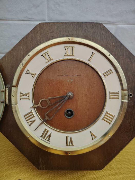 Настолен механичен часовник Весна