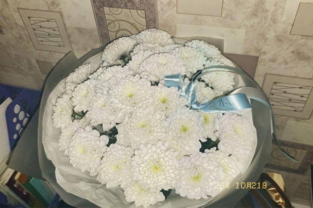 Красивый милый букет из хризантем