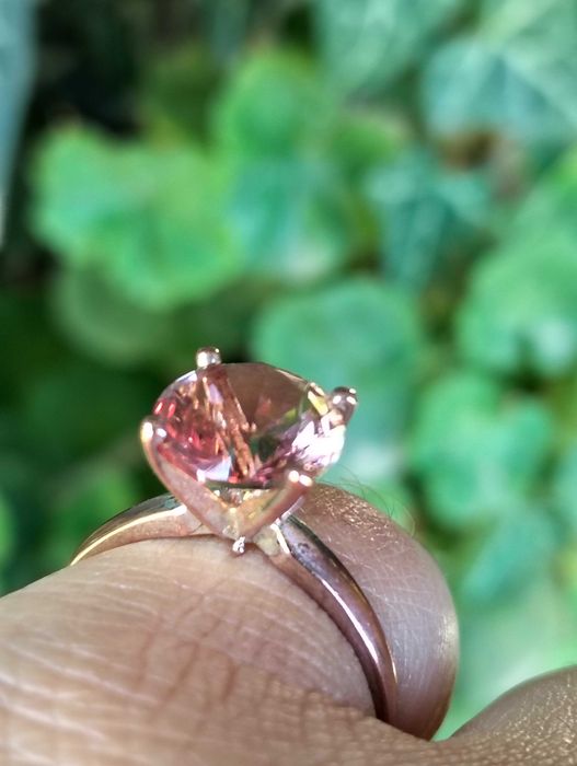 nel argint rose, 925 cu piatră zultanit, de o frumusețe deosebită, bate în mai multe ape (roz, verde,grena), caracteristică zultanitului