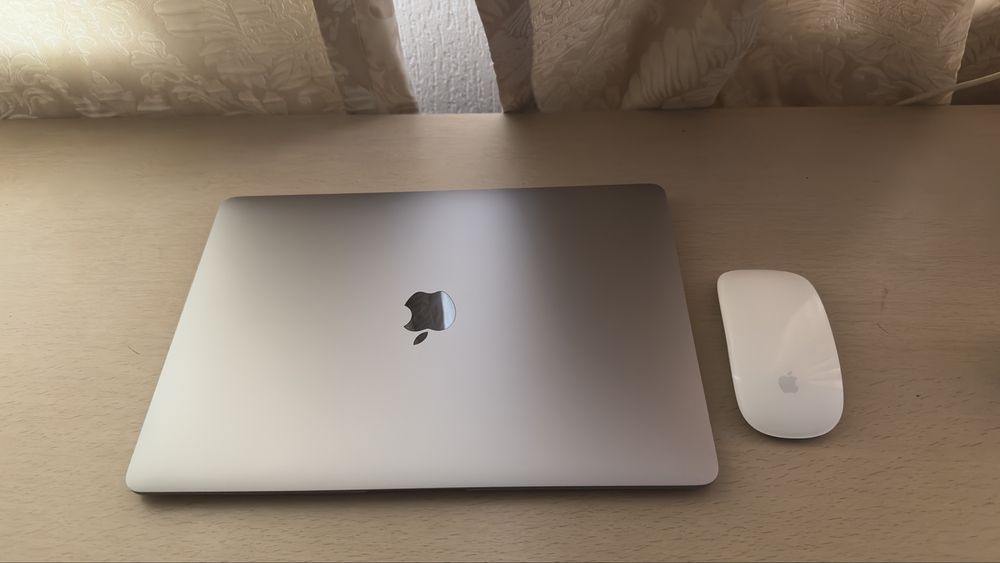 Macbook air13 2020Intel i3+Magic mouse