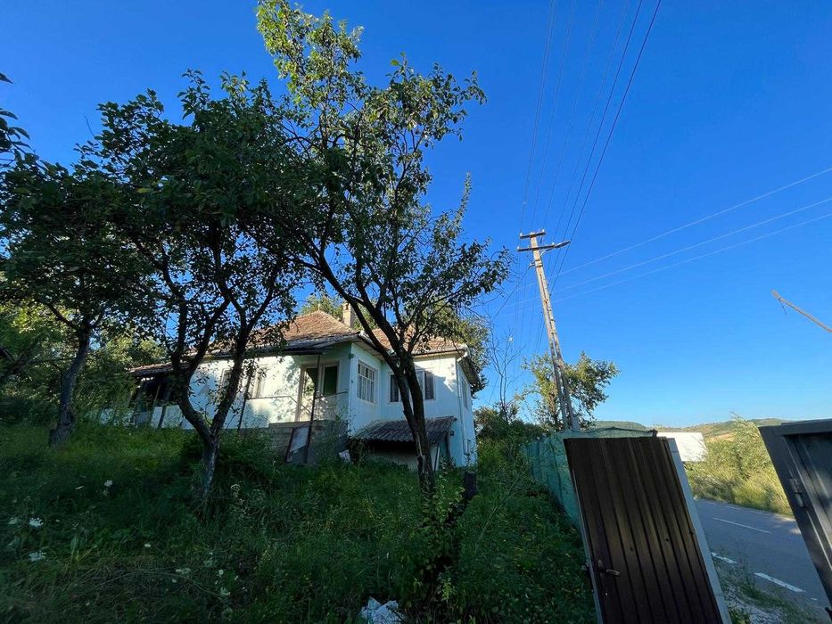 Casa cu Teren Extins – Liniște, Natură și Spațiu Generos