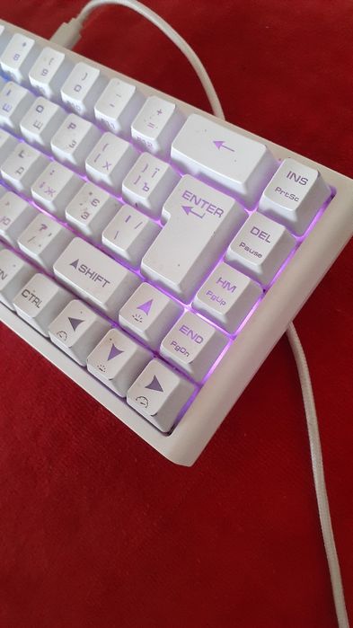 Sotuvda RGB klaviatura