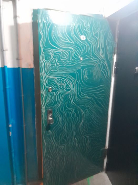 Продам железную дверь