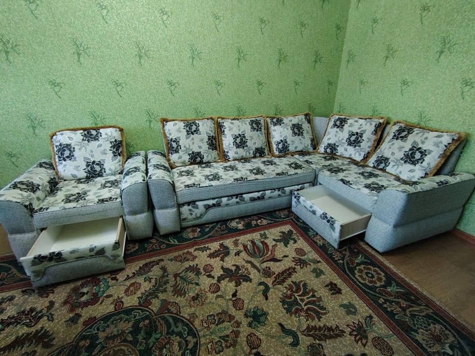 Подаётся угловой диван с креслом