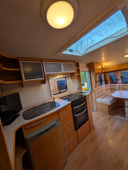 Rulotă 6 locuri Adria 612 UP / Fleetwood  INMATRICULATA RO cu pat matrimonial si cort, TV+Dvd, apa caldă și căldură pe gaz