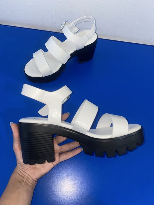 Sandale cu platforma